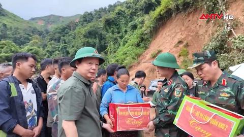 Trực thăng vận tải hàng cứu trợ khẩn cấp lên các điểm bị lũ cô lập ở Điện Biên