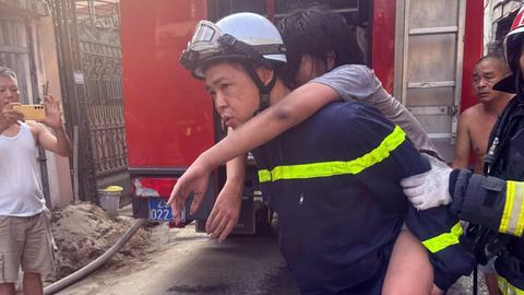 Lính cứu hỏa giải cứu 3 trẻ em mắc kẹt trong vụ cháy nhà