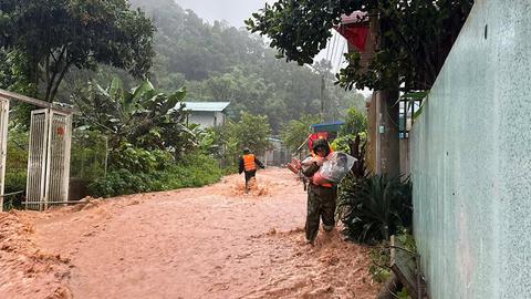Công an Điện Biên khẩn cấp hỗ trợ người dân vùng lũ