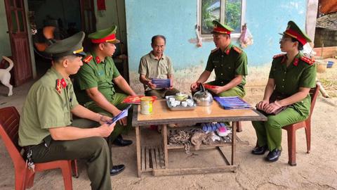  Về các thôn, nóc hướng dẫn bà con làm dịch vụ công trực tuyến