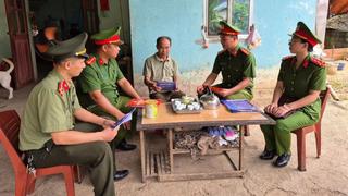 Về các thôn, nóc hướng dẫn bà con làm dịch vụ công trực tuyến
