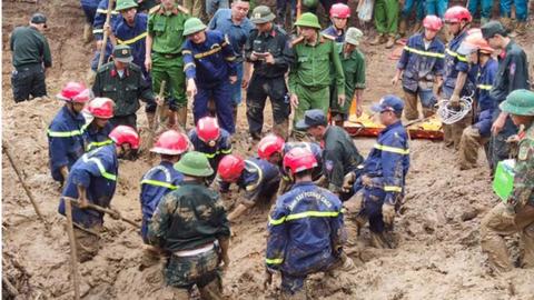 Những con người thắp lên hy vọng giữa tâm lũ