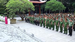Đoàn đại biểu dự Đại hội thi đua Vì an ninh Tổ quốc báo công dâng Bác