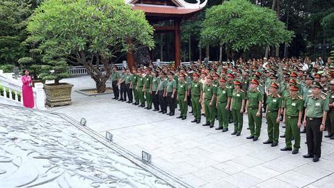 Đoàn đại biểu dự Đại hội thi đua Vì an ninh Tổ quốc báo công dâng Bác