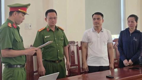 Bắt nguyên hiệu trưởng và nữ giáo viên nâng điểm thí sinh