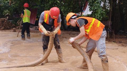 Khắc phục xong hiện tượng trào bùn khu vực ngõ Núi Trúc