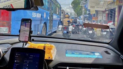 CSGT mở đường cho xe taxi chở sản phụ vỡ ối tới bệnh viện