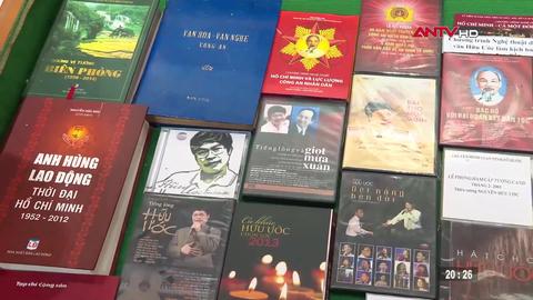 Hoa trong vườn cỏ xanh
