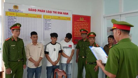 Xác minh nhóm người dừng 2 ô tô đánh nhau giữa đường
