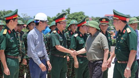 Thủ tướng Phạm Minh Chính kiểm tra tiến độ xây dựng cầu Phong Châu