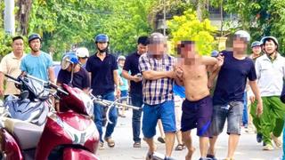Khống chế đối tượng cầm dao gây náo loạn trên đường