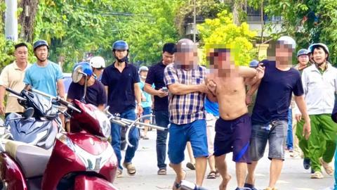 Khống chế đối tượng cầm dao gây náo loạn trên đường
