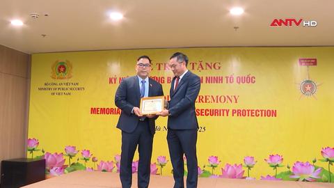 Trao tặng Kỷ niệm chương “Bảo vệ an ninh Tổ quốc”