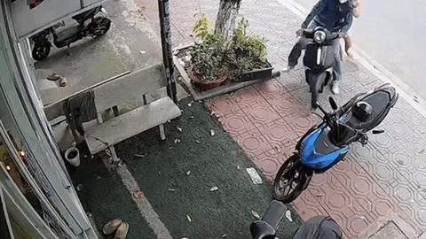 Đuổi bắt thanh niên vờ hỏi mua vàng rồi cướp 