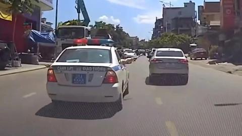 Cảnh sát giao thông Hà Tĩnh mở đường đưa người đi cấp cứu