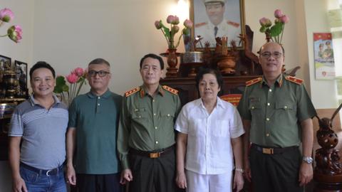 Thứ trưởng Lê Quốc Hùng thăm hỏi gia đình các đồng chí cố lãnh đạo Bộ Công an