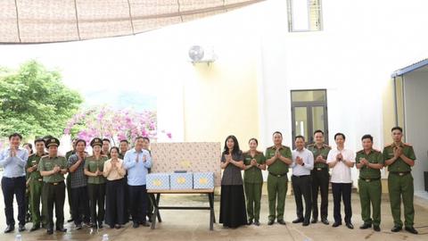Phu nhân Tổng Bí thư Tô Lâm thăm, tặng quà tại tỉnh Sơn La