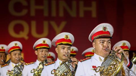 Người dân trầm trồ xem các màn biểu diễn tại “Ngày hội bình yên”