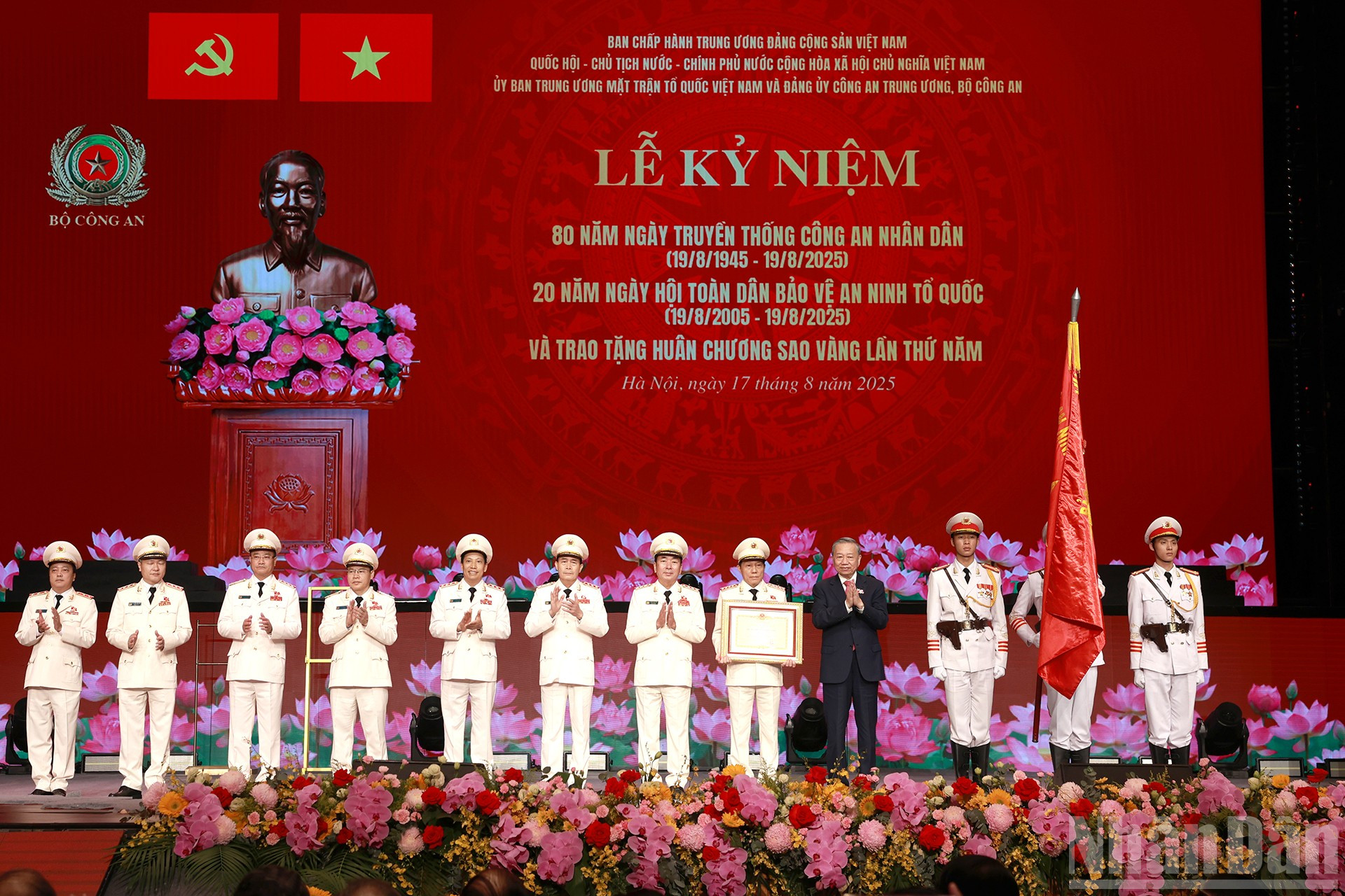 Tổng Bí thư Tô Lâm trao Huân chương Sao Vàng lần thứ năm tặng lực lượng Công an nhân dân Việt Nam.
