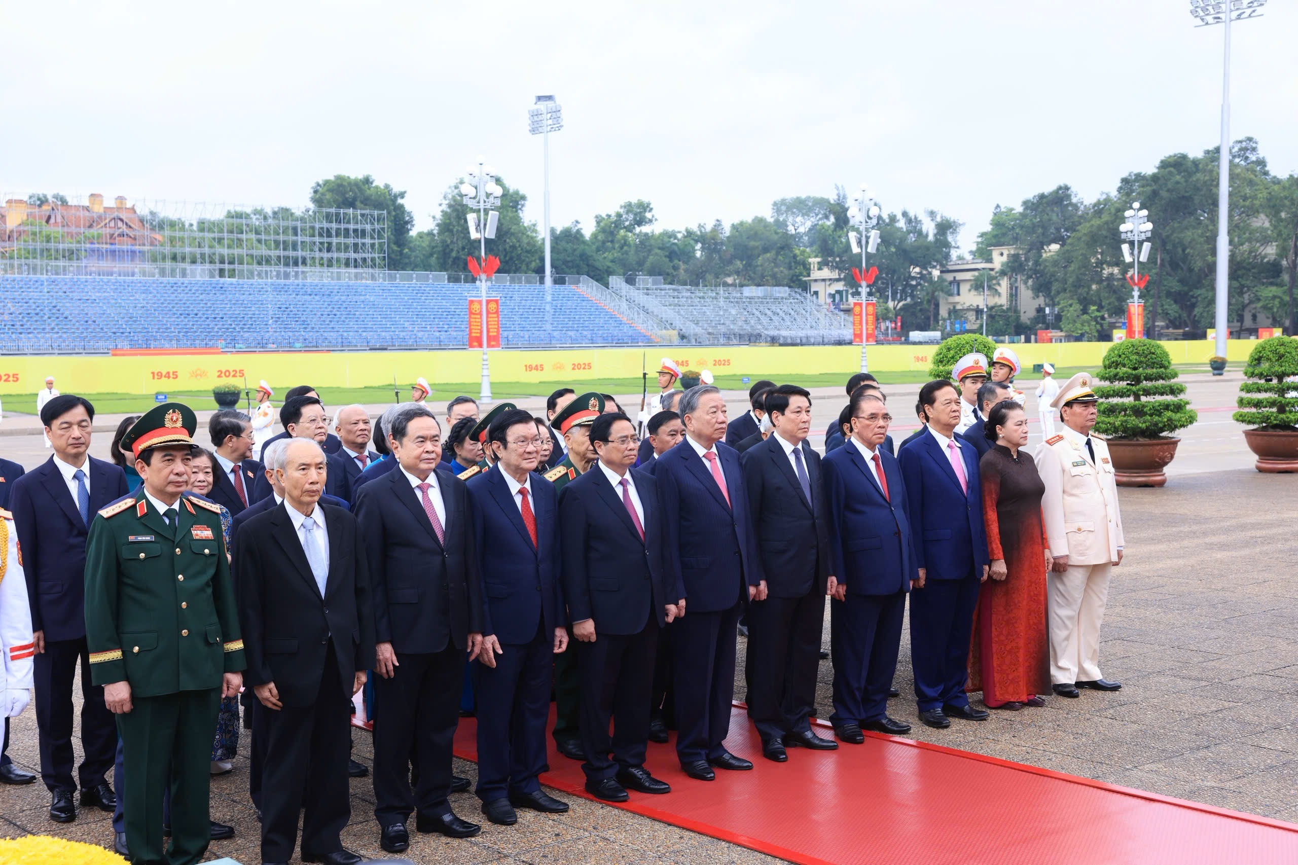 Trước khi diễn ra lễ kỷ niệm, Tổng Bí thư Tô Lâm cùng đoàn đại biểu lãnh đạo, nguyên lãnh đạo Đảng, Nhà nước, Ủy ban T.Ư Mặt trận Tổ quốc Việt Nam và đoàn đại biểu Đảng ủy Công an T.Ư, Bộ Công an đã vào Lăng viếng Chủ tịch Hồ Chí Minh và dâng hương tưởng niệm các Anh hùng, liệt sĩ trên đường Bắc Sơn.