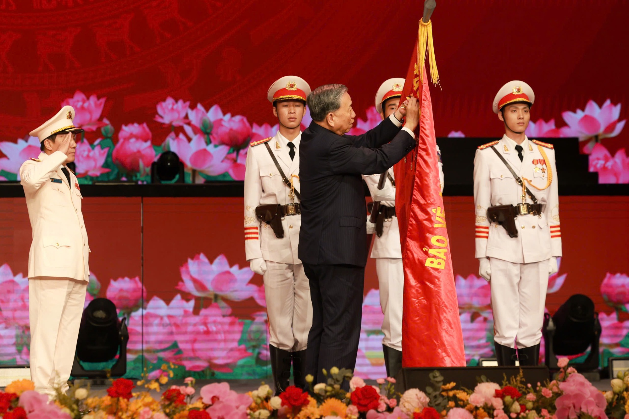 Tổng Bí thư Tô Lâm gắn Huân chương Sao Vàng lên lá cờ truyền thống của lực lượng Công an nhân dân Việt Nam