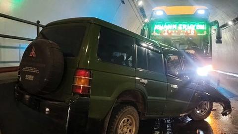 Xe khách va chạm ô tô 7 chỗ trong hầm Đèo Ngang, 2 người tử vong