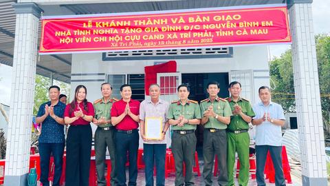 Công an tỉnh An Giang bàn giao 2 căn nhà cho hội viên Hội Cựu CAND