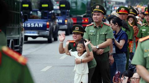 Hà Nội phát miễn phí nước uống và đồ ăn nhẹ cho người dân xem diễu binh 2/9