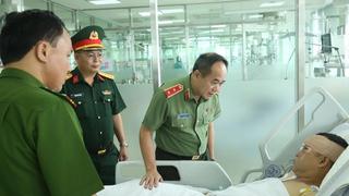Giám đốc Công an TP. Hà Nội thăm Đại úy Cảnh sát cơ động bị thương khi làm nhiệm vụ