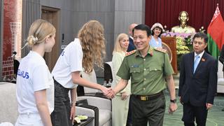 Bộ trưởng Lương Tam Quang gặp mặt đoàn con cán bộ, chiến sĩ Bộ Nội vụ Belarus sang thăm Việt Nam