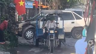 Xác minh clip xe ba gác chở ô tô gây ách tắc giao thông