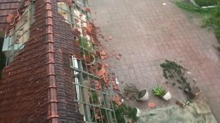 Bão số 5 khiến nhiều nhà dân tốc mái, hư hỏng