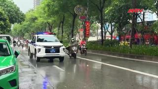 CSGT Hà Nội căng mình phân luồng trong mưa ngập 