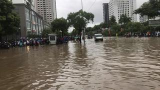 Nhiều tuyến đường ngoại thành Hà Nội ngập sâu
