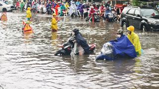 Hà Nội: Nước rút chậm, vẫn còn nhiều điểm ngập gây ùn tắc nghiêm trọng
