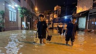 Người dân Lào Cai chạy lũ trong đêm