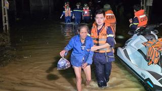 Công an Thanh Hóa xuyên đêm tham gia hộ đê và sơ tán dân 