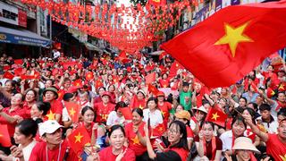 Người dân cổ vũ nồng nhiệt cho các đoàn diễu binh