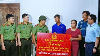 Bộ Công an trao quà hỗ trợ người dân Nghệ An bị ảnh hưởng bão số 5