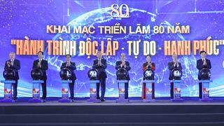  Hàng nghìn người dân đến Triển lãm 80 năm thành tựu đất nước