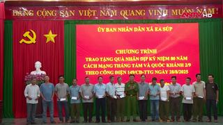 UBND xã Ea Súp tổ chức trao tặng quà Tết Độc lập cho nhân dân
