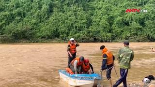 Lực lượng công an hỗ trợ nhân dân khắc phục hậu quả bão lụt