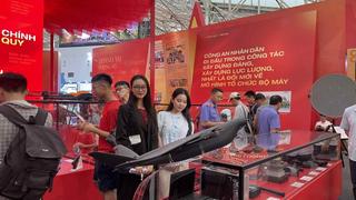 Người dân thích thú trải nghiệm tại gian triển lãm 80 năm của CAND