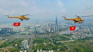 Màn trình diễn của phi đội bay trên bầu trời Hà Nội