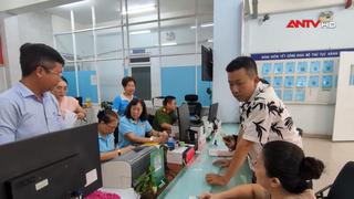 Người dân TP.HCM phấn khởi nhận quà nhân dịp Quốc khánh
