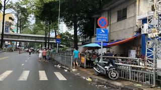 Bãi xe tự phát bủa vây cổng bệnh viện