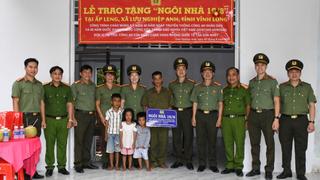 Trao tặng “Ngôi nhà 19/8” cho chiến sĩ an ninh cơ sở