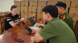 Tạm giữ người đàn ông ngoại quốc mang súng vào quán bar 