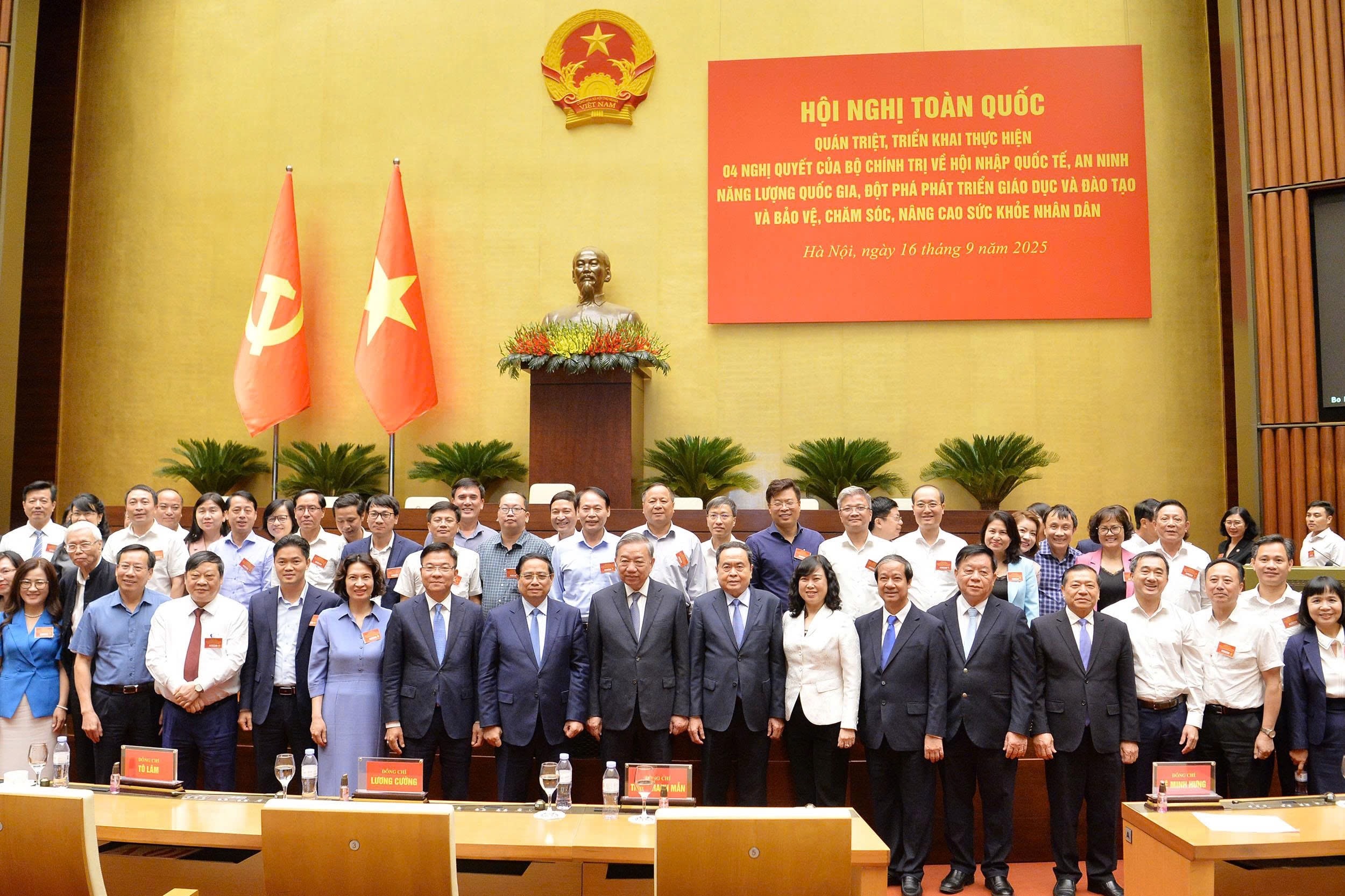 <i>Tổng Bí thư Tô Lâm, Thủ tướng Chính phủ Phạm Minh Chính; Chủ tịch Quốc hội Trần Thanh Mẫn và các đại biểu dự Hội nghị chụp ảnh lưu niệm</i>