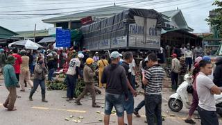 Xe tải lao vào chợ Tân Long, nhiều người thương vong